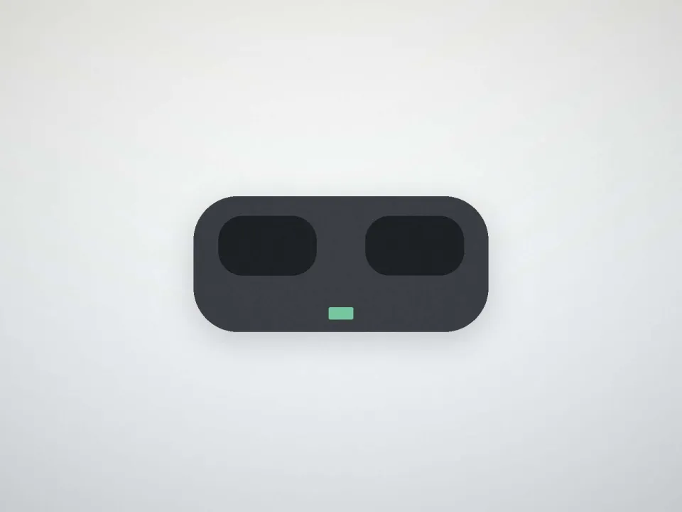 Chargeur de voyage noir pour appareils auditifs, posé sur un présentoir clair (modèle d'exemple, sans marque)
