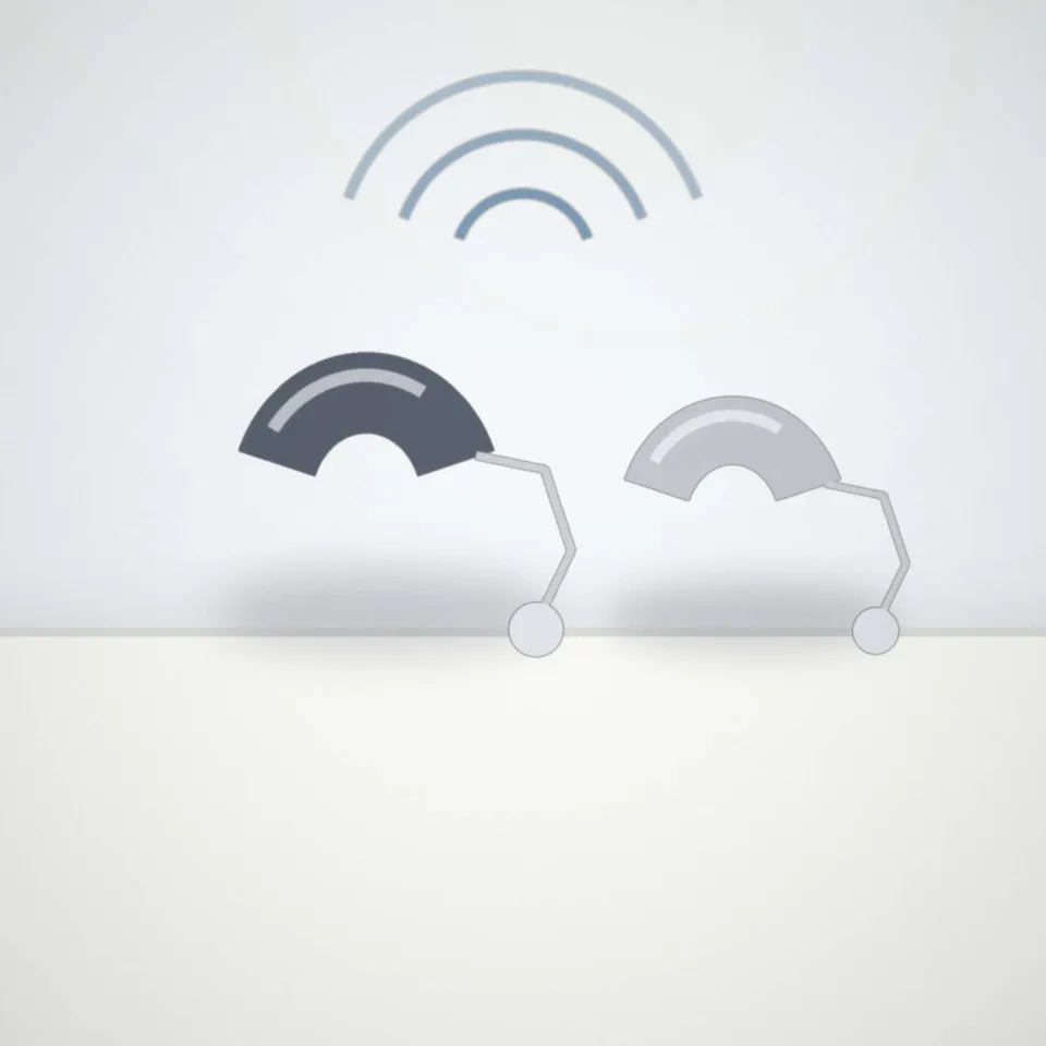 Deux appareils auditifs contour d'oreille posés sur le comptoir pour un essai