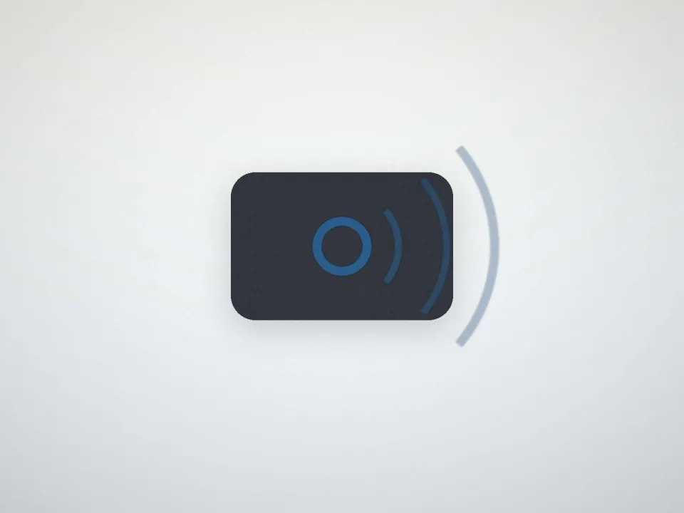 Petit émetteur sans fil pour relier la télévision aux appareils auditifs, posé sur un présentoir clair (modèle d'exemple, sans marque)