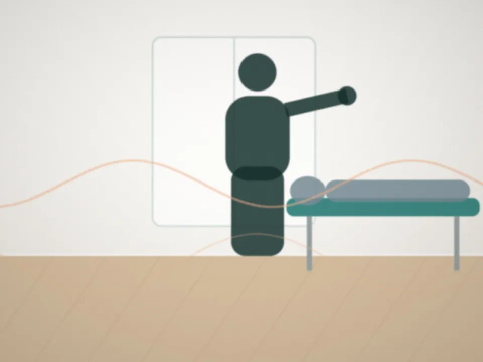 Des mains accompagnent un mouvement de l'épaule