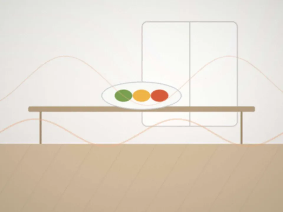 Une assiette de saison colorée posée sur une table en bois