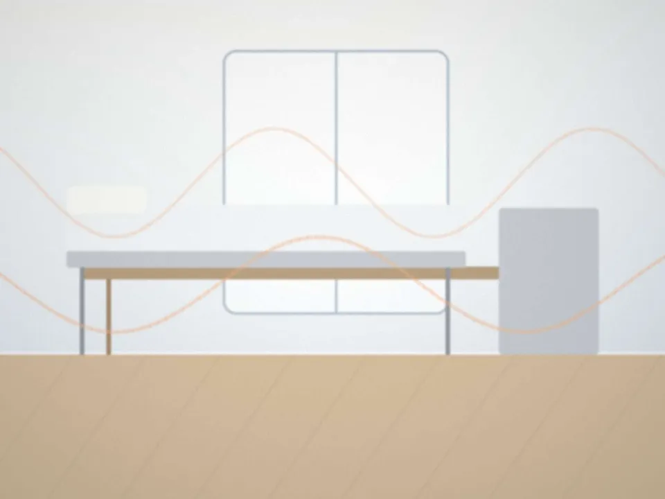 Une chambre claire à la maison, lit fait et table de chevet rangée