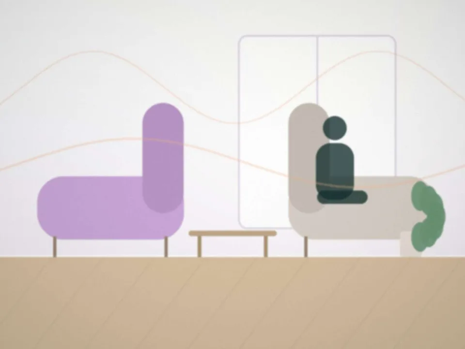 Deux fauteuils face à face près d'une fenêtre, dans un bureau de consultation