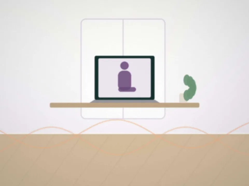 Ordinateur portable ouvert sur une table, prêt pour une séance en vidéo