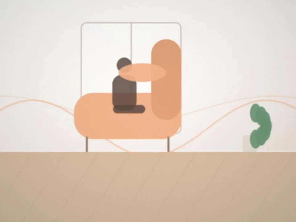 Un fauteuil et un coussin d'allaitement près d'une fenêtre
