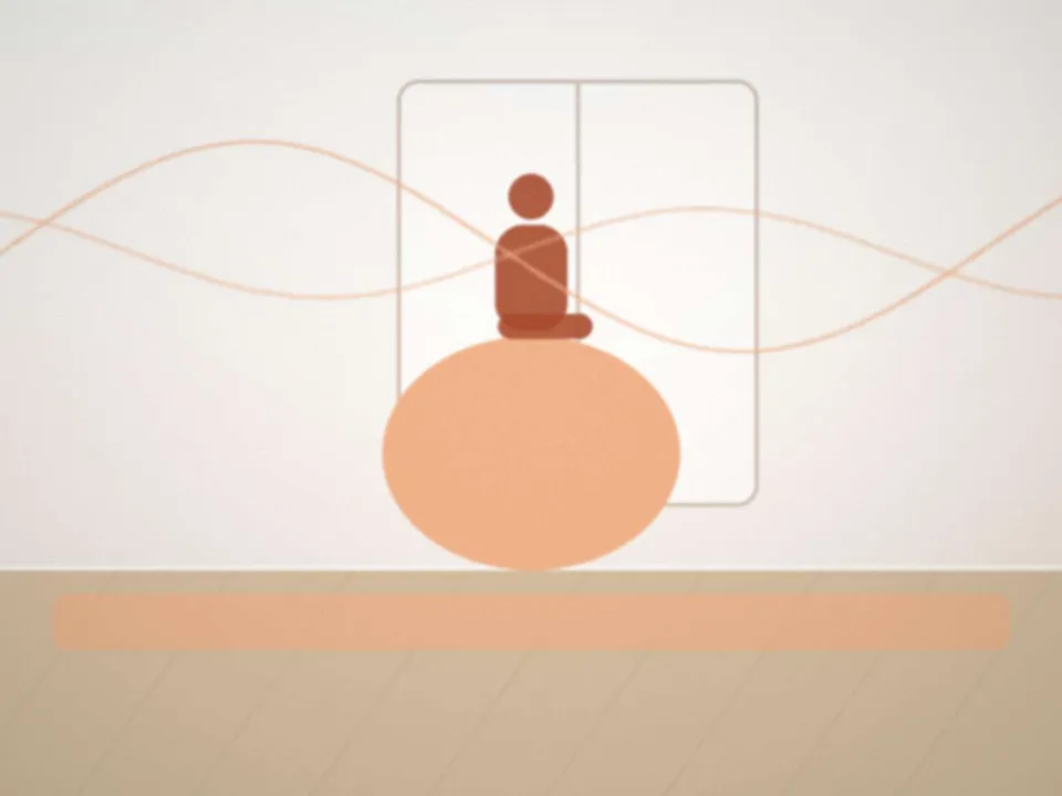 Ballon de grossesse et tapis dans la salle de préparation à la naissance