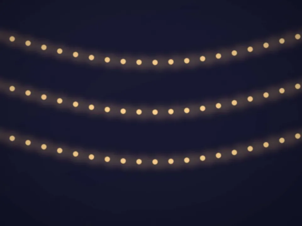 Salle de mariage décorée de guirlandes lumineuses, prête pour l'ouverture du bal