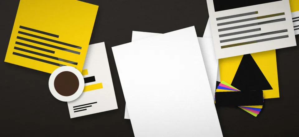 Outils de l'agence : carnet de croquis, nuancier et écran de travail