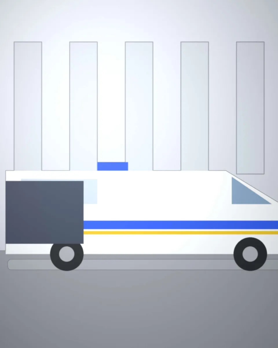 Ambulancier qui aide une patiente à monter dans l'ambulance, devant le domicile