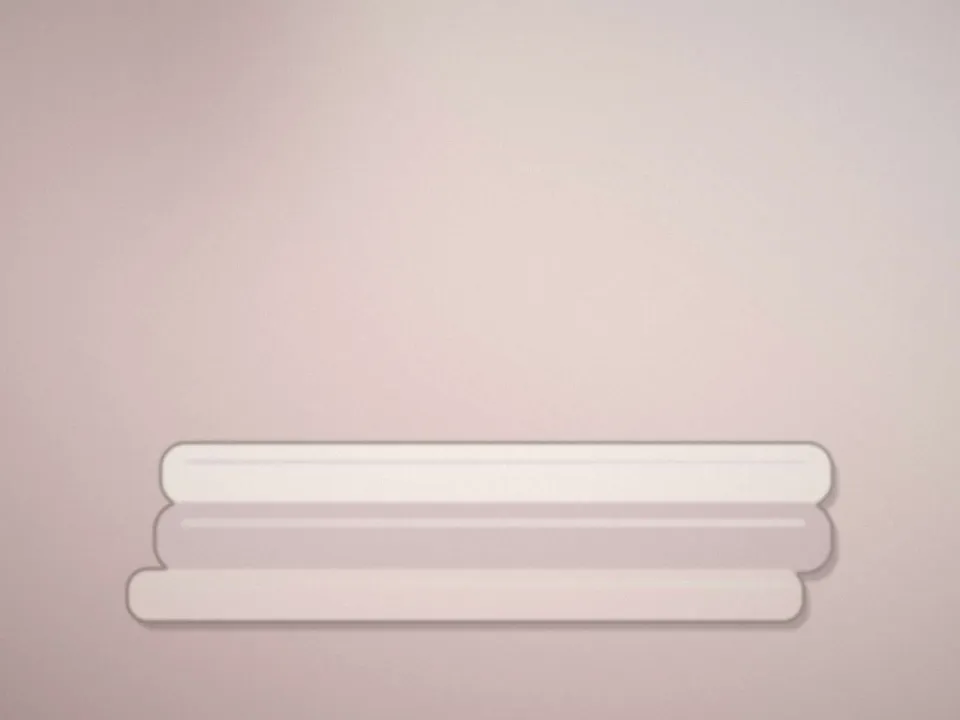 Bon cadeau glissé dans une enveloppe rosée avec un ruban