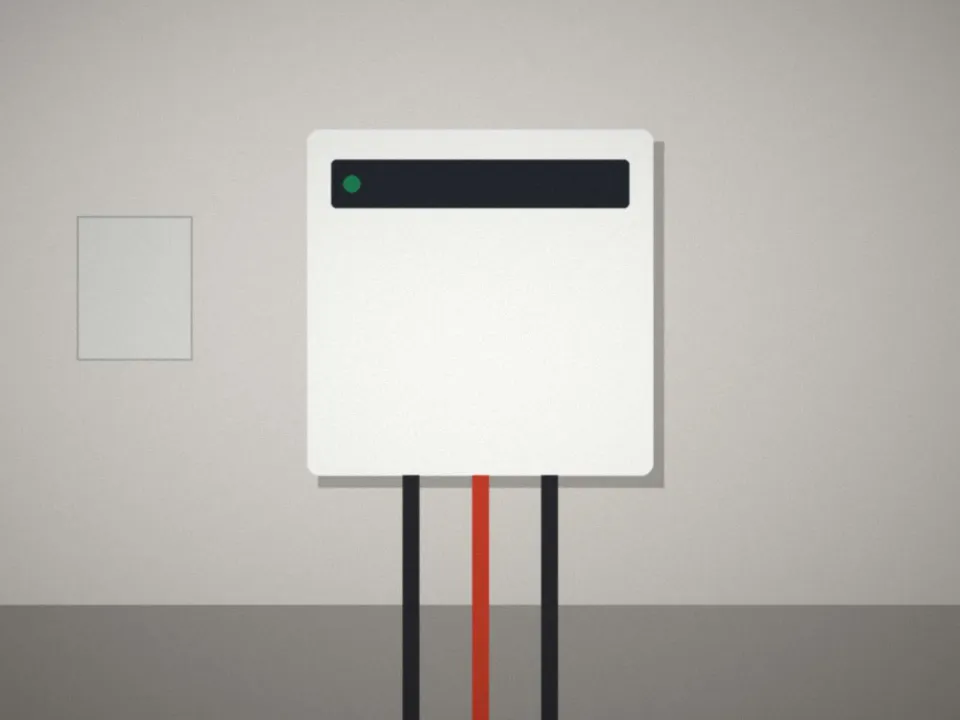 Technicien contrôlant un onduleur photovoltaïque