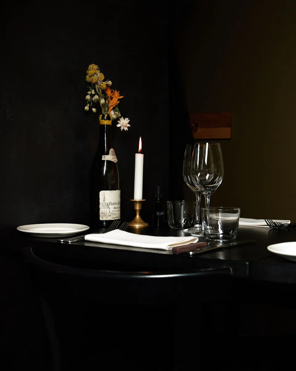Table dressée à la bougie, verres à vin