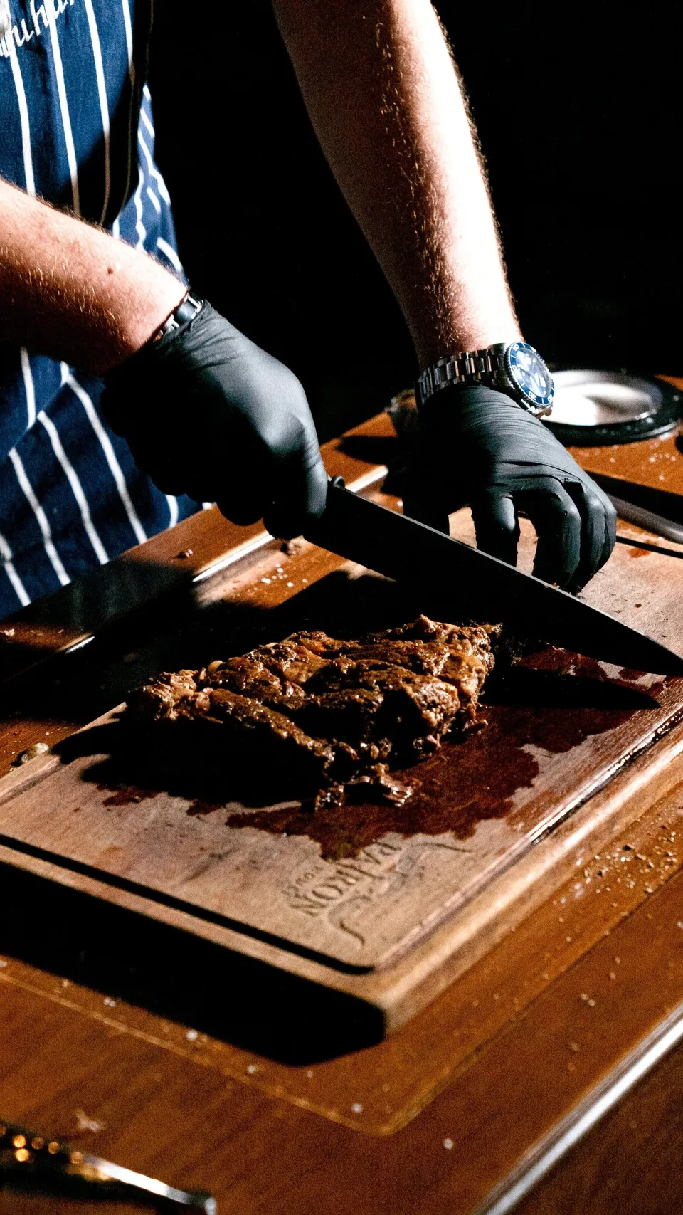 Découpe de la viande sur la planche