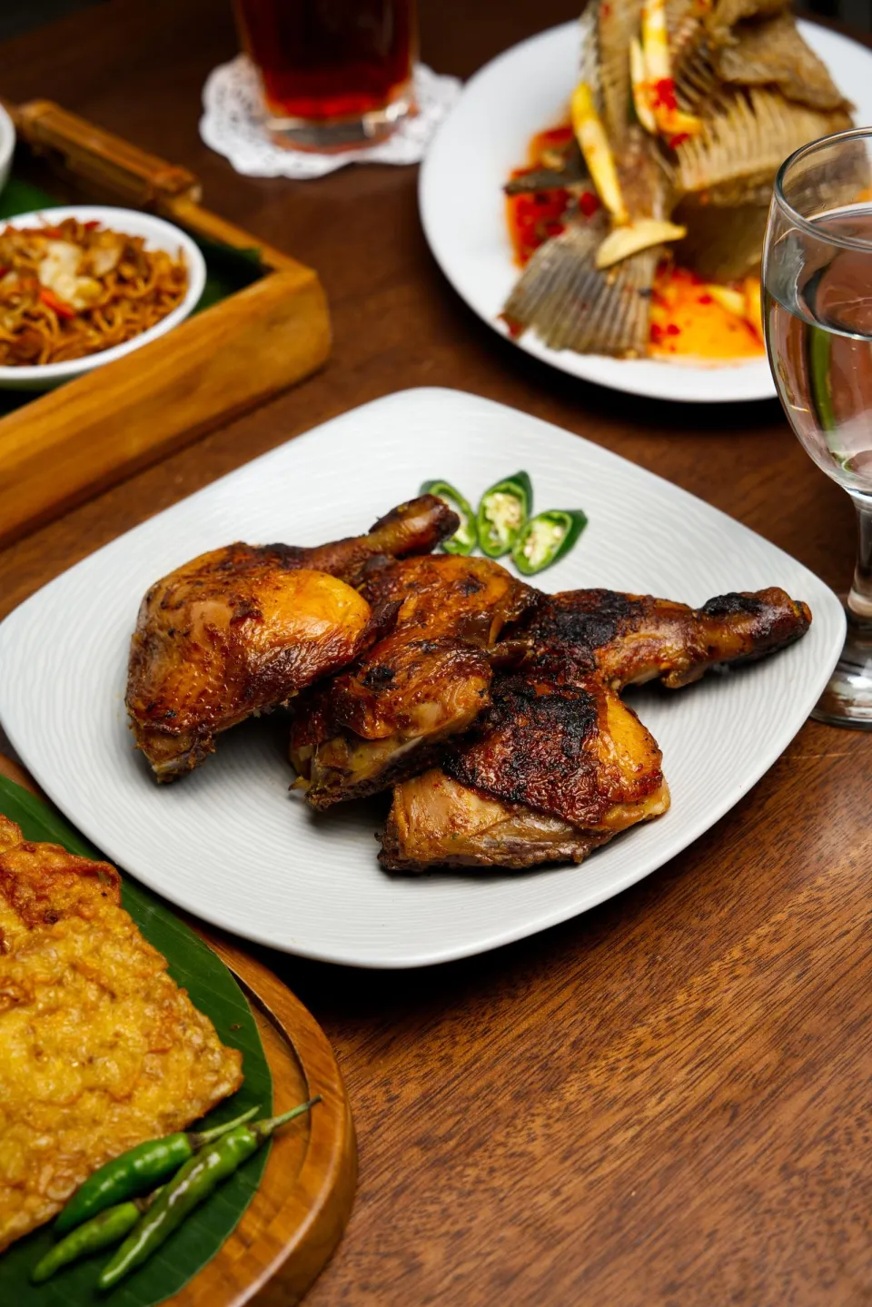 Poulet fermier grillé, servi avec ses piments