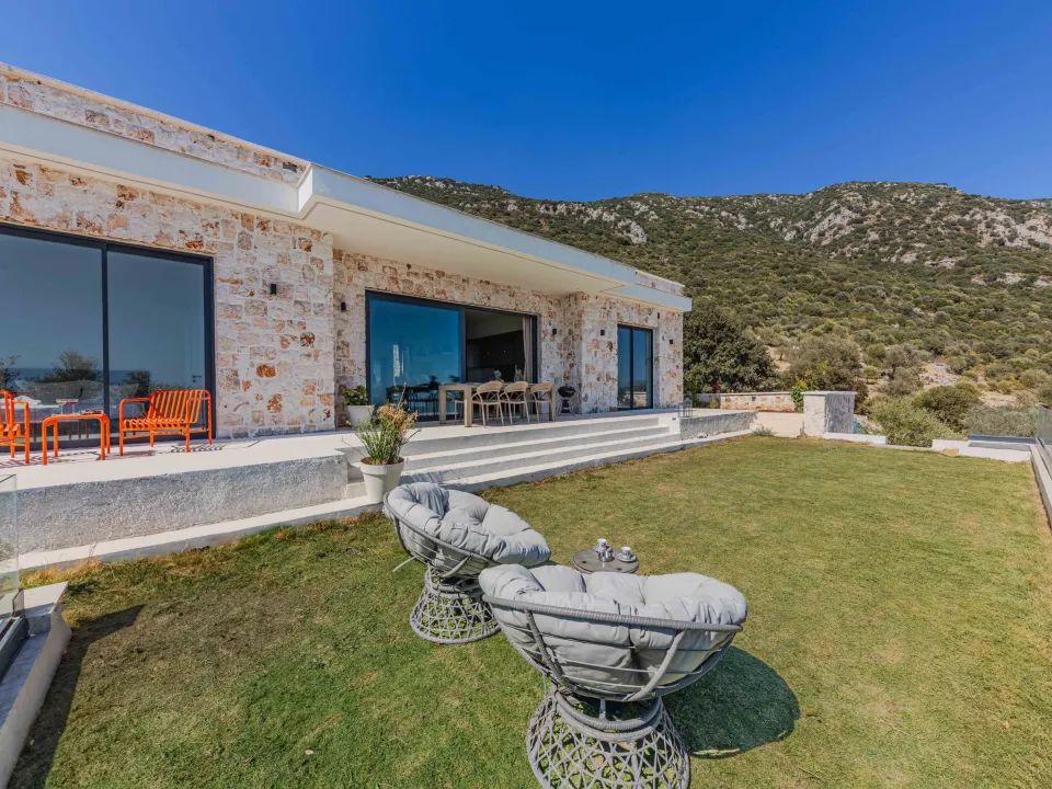 Maison avec terrasse et jardin face à la montagne