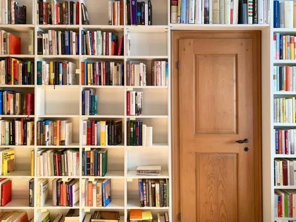 Bibliothèque en chêne encadrant une porte