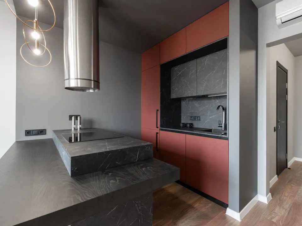 Cuisine en chêne avec façades sans poignée et plan en pierre