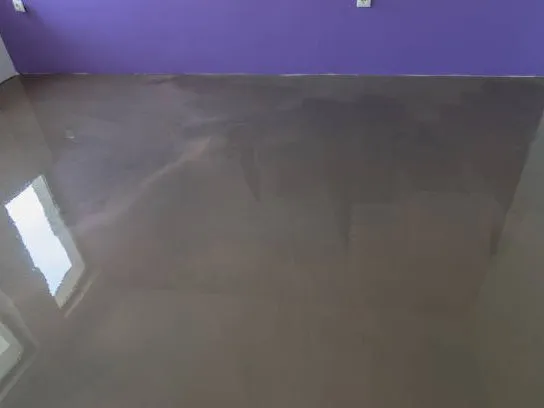 Chape lisse coulée avant la pose du carrelage