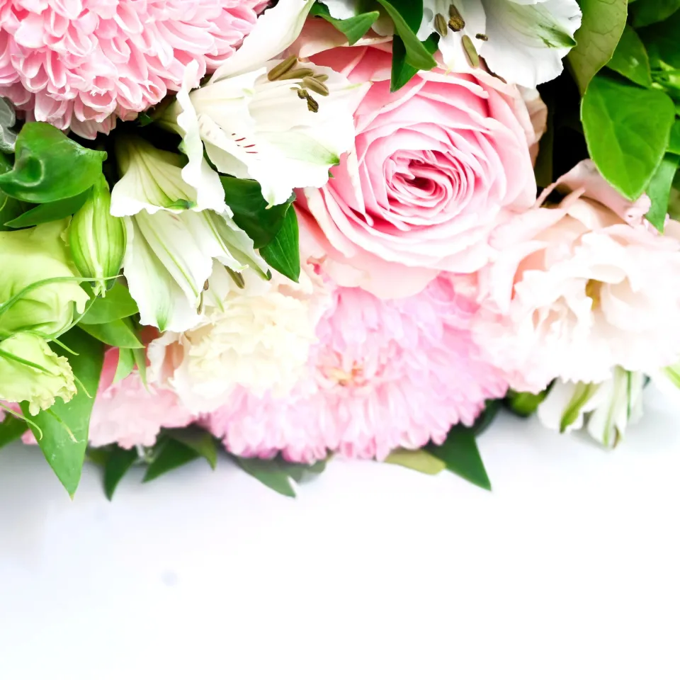 Bouquet aux tons poudrés : roses pâles, lilas et blanc