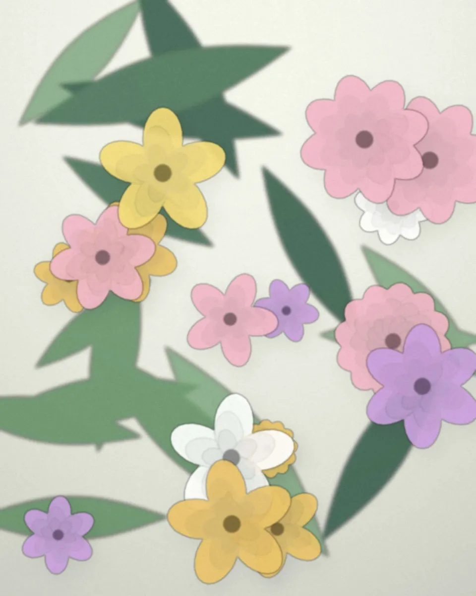 La fleuriste compose un bouquet sur la table de l'atelier