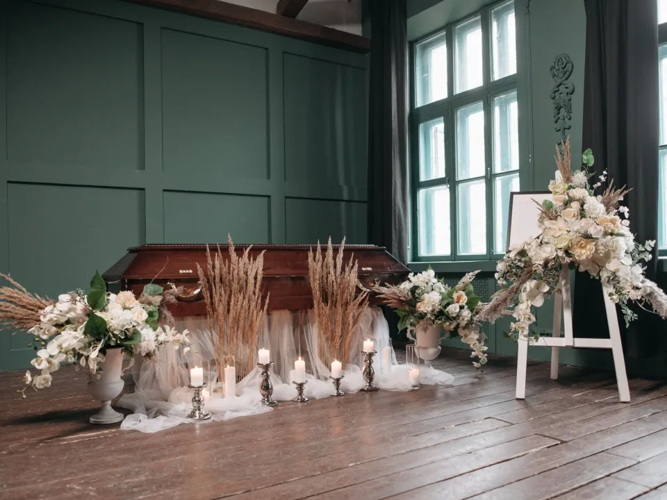 Composition de deuil sobre en fleurs claires