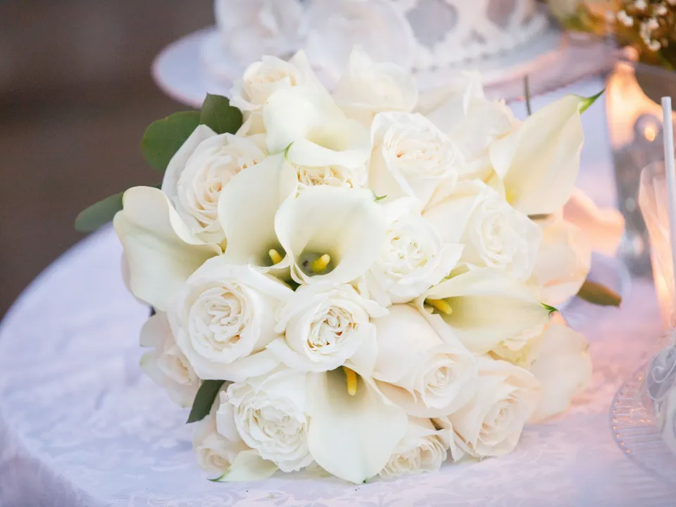 Bouquet de mariée blanc et compositions de table