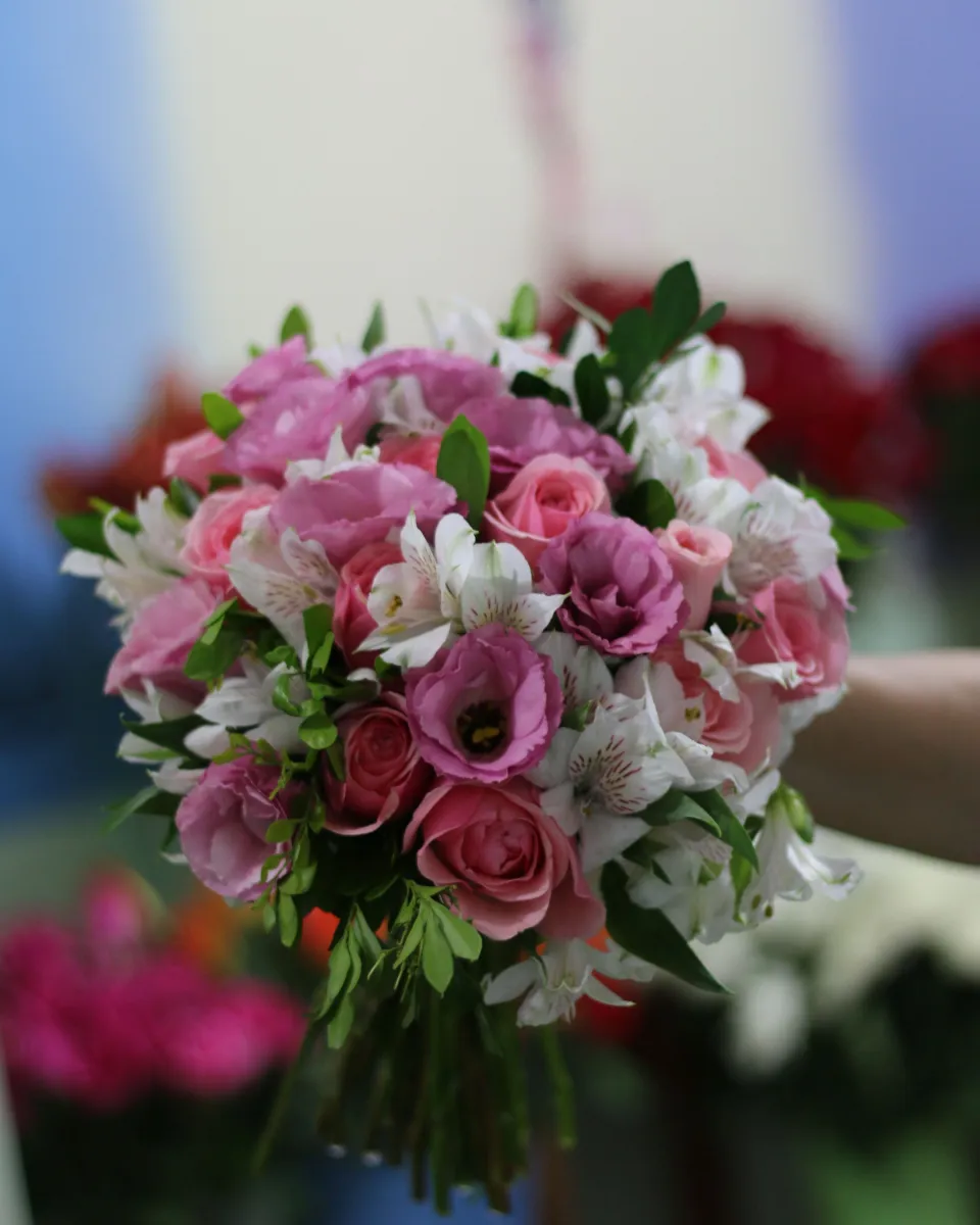 Bouquet de mariée rond aux tons poudrés