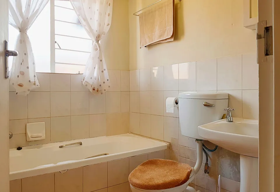 Avant : Baignoire remplacée par une douche à l'italienne