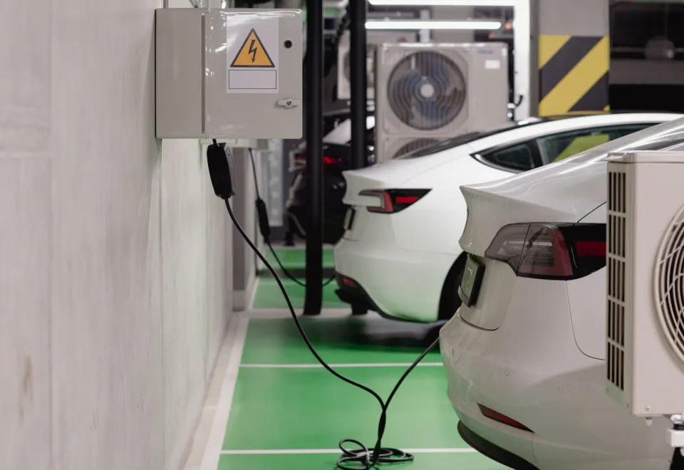 Borne de recharge murale dans un garage