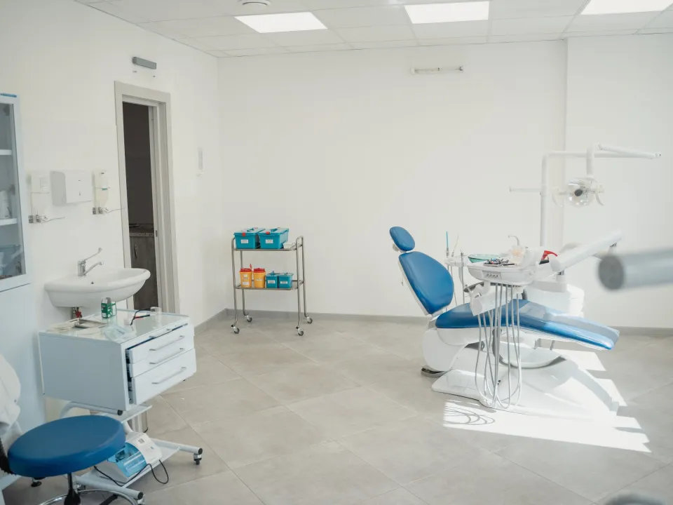 Fauteuil de soins dentaires dans une salle claire
