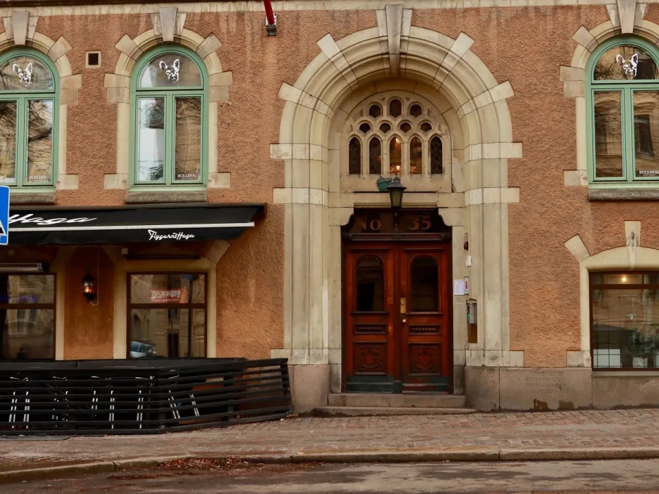 La devanture du café avec ses deux vitrines en arche