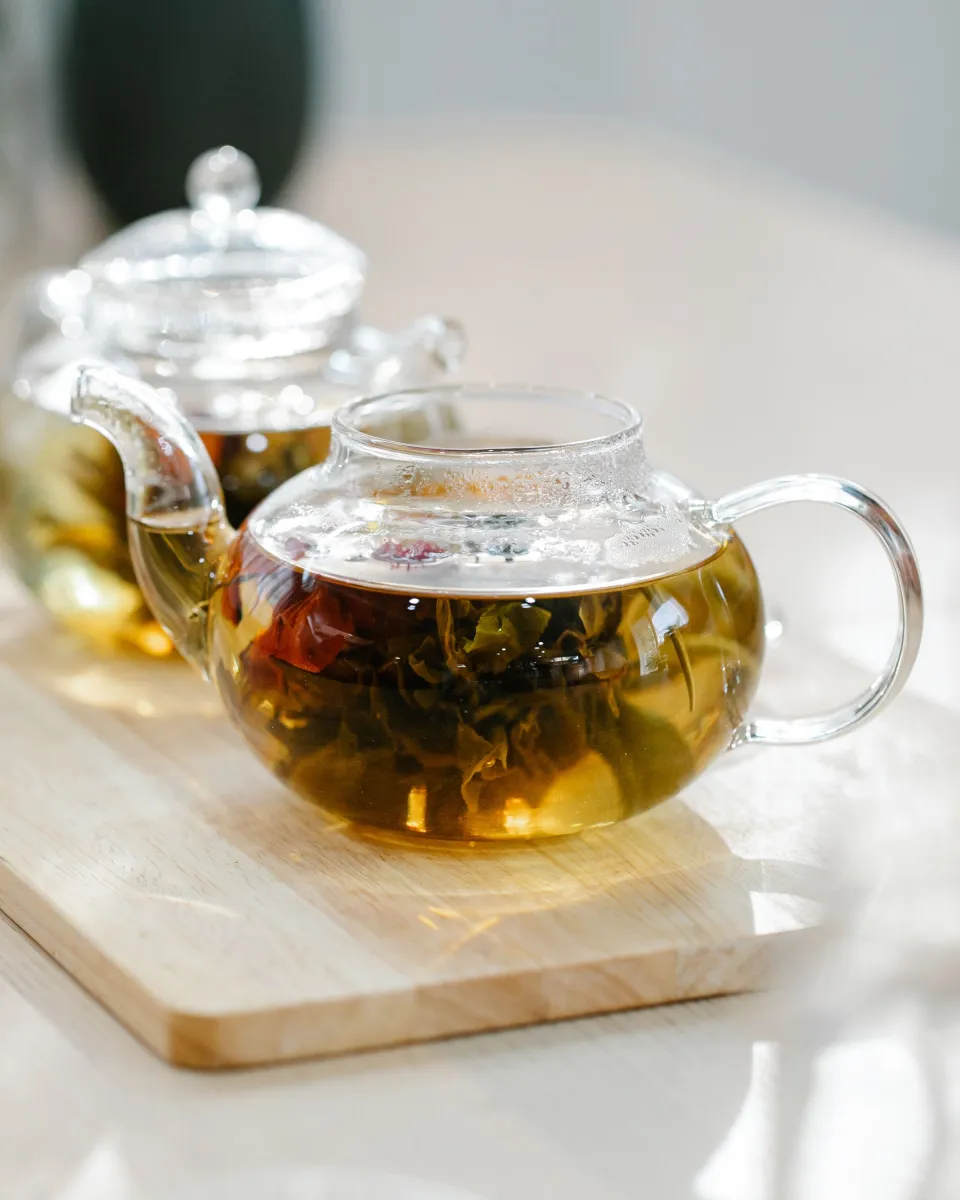 Thé infusé servi en théière de verre