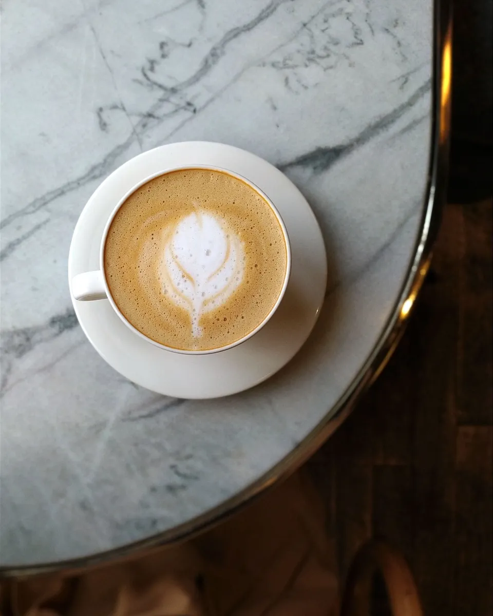 Latte avec un dessin de lait, vu du dessus