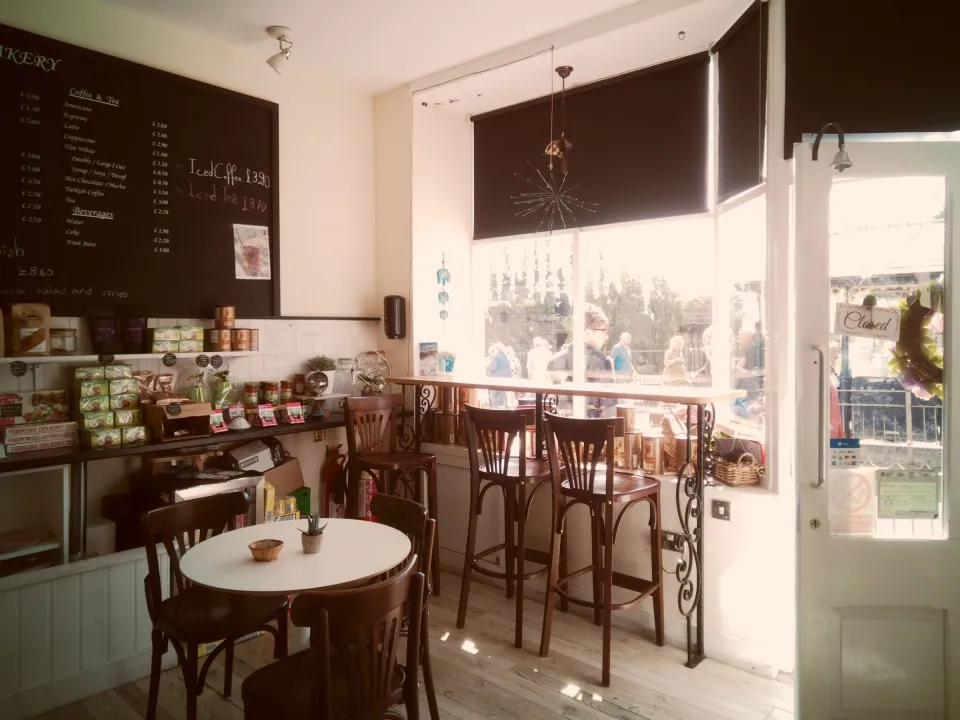 La salle et le comptoir carrelé au petit matin
