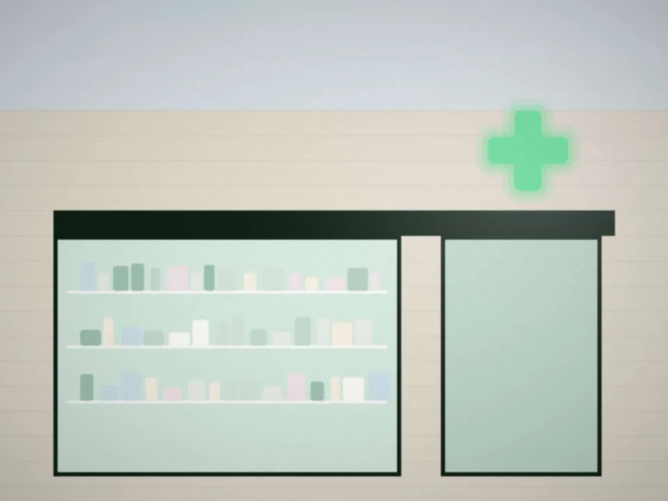 Façade de la pharmacie avec sa croix verte allumée