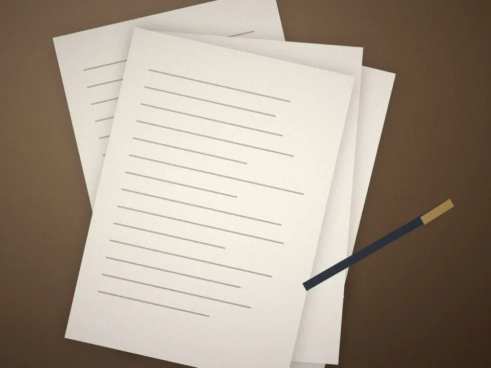 Documents et stylo posés sur une table en bois