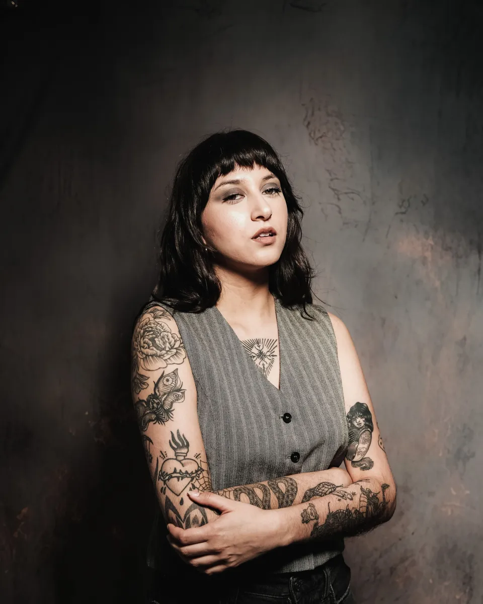 Portrait de Lou Ferrand, tatoueuse fine line