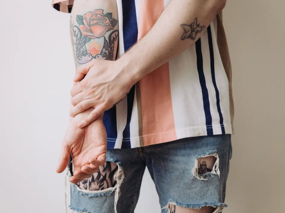 Tatouage traditionnel « Trio de pétales » sur bras, réalisé par Malik