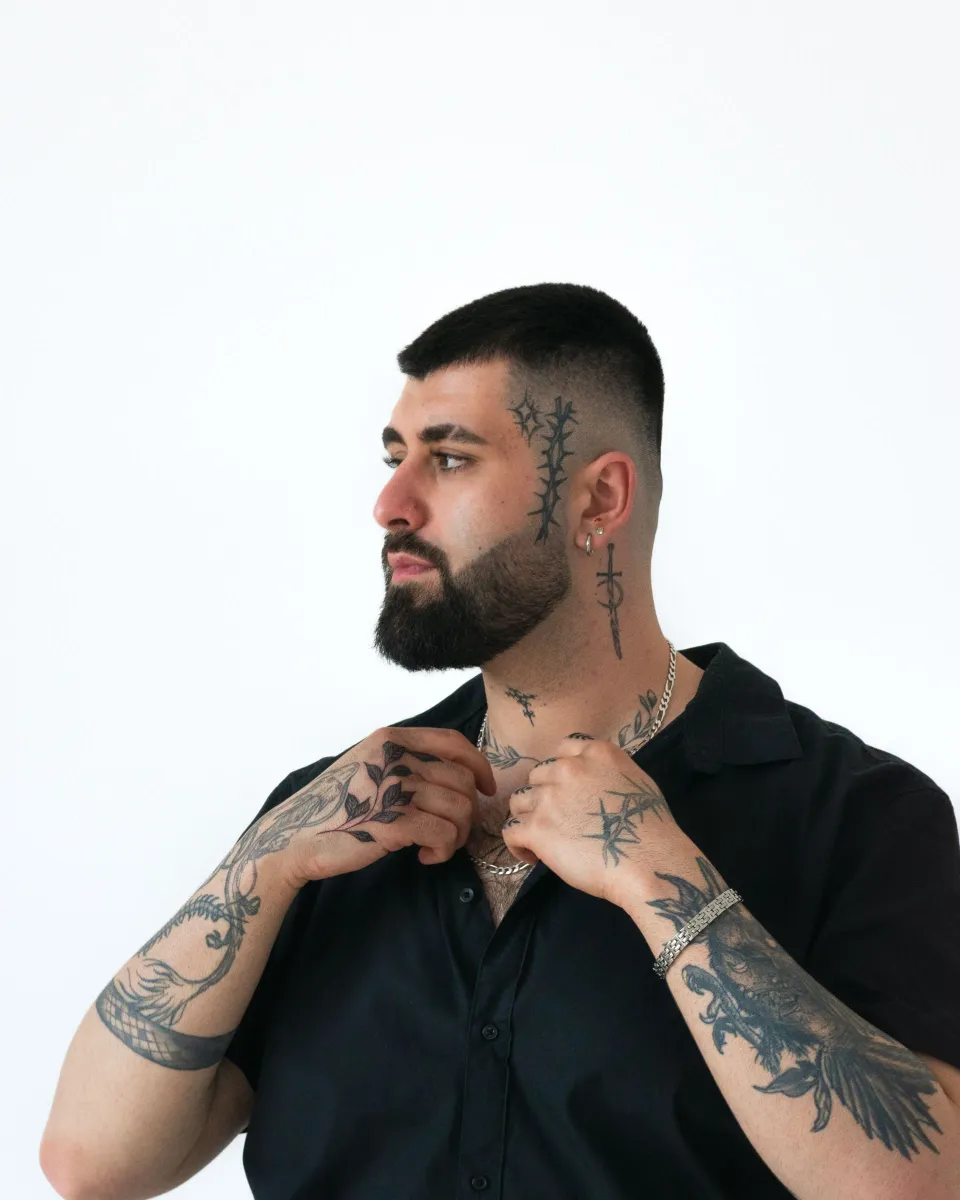 Portrait de Malik Darcel, tatoueur traditionnel