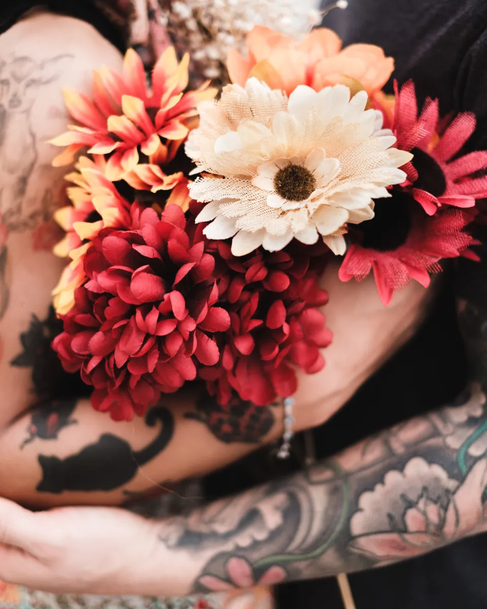 Tatouage couleur « Bouquet aquarelle » sur mollet, réalisé par Malik