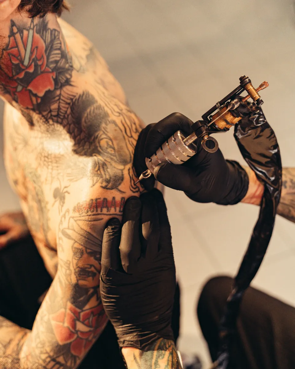 Tatouage traditionnel « Fleurs pleines » sur épaule, réalisé par Malik