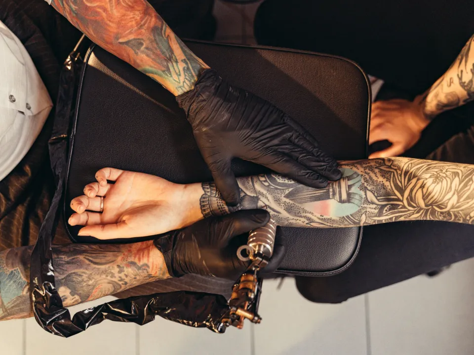 Tatouage en aplats noirs réalisé pour recouvrir un ancien motif