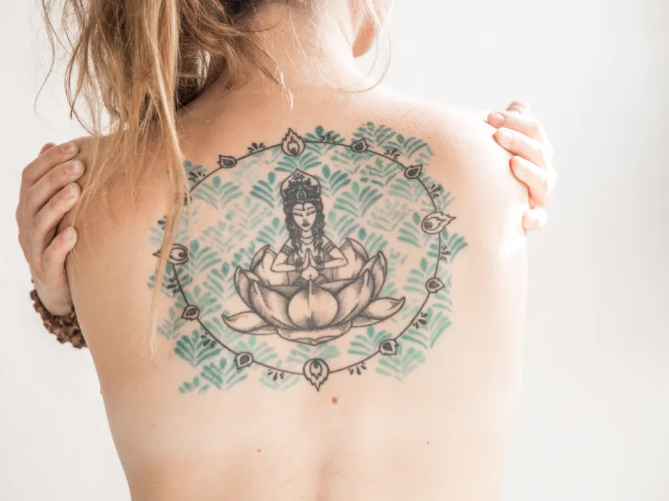 Tatouage dotwork « Mandala pointillé » sur haut du dos, réalisé par Inès