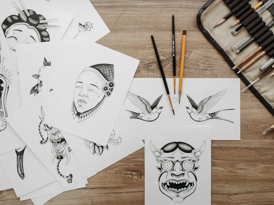 Croquis de tatouage au crayon et à l'encre sur papier calque