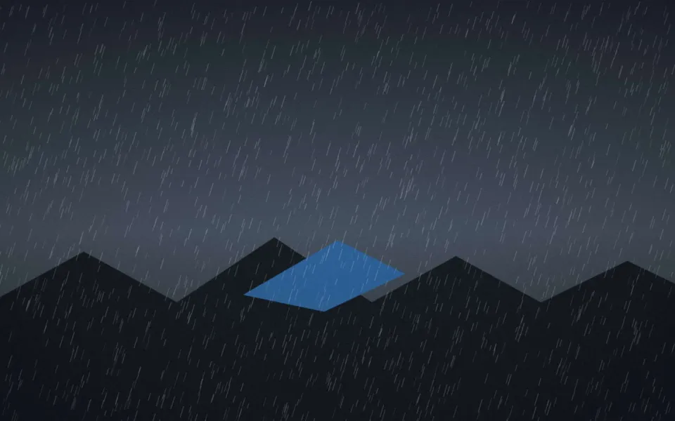 Maisons sous la pluie, un toit protégé par une bâche