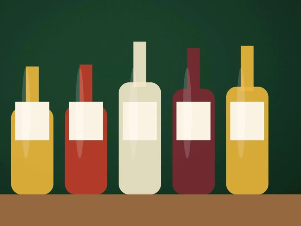 Bouteilles de limonade et de vin italien sur le comptoir