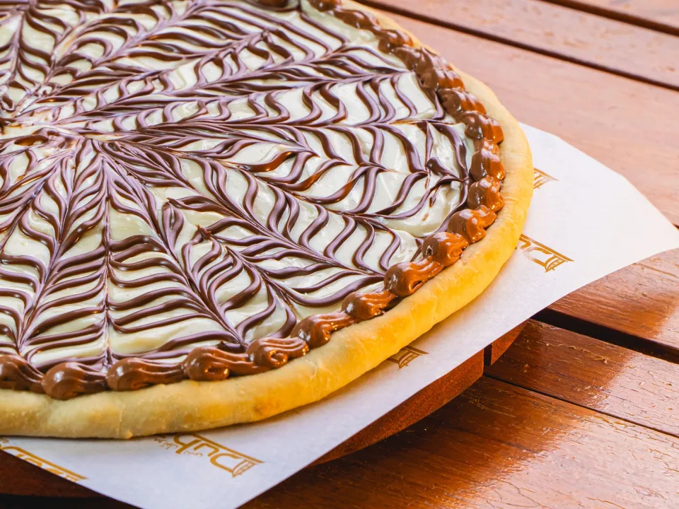 Pizza blanche à la crème de fior di latte et aux noisettes