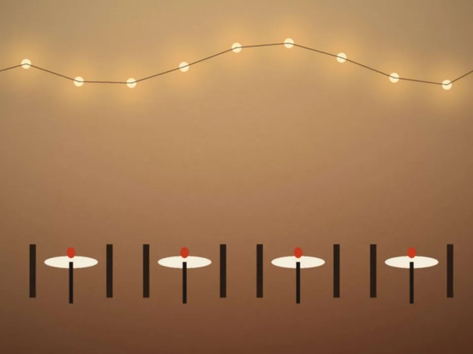 La terrasse sous la guirlande lumineuse
