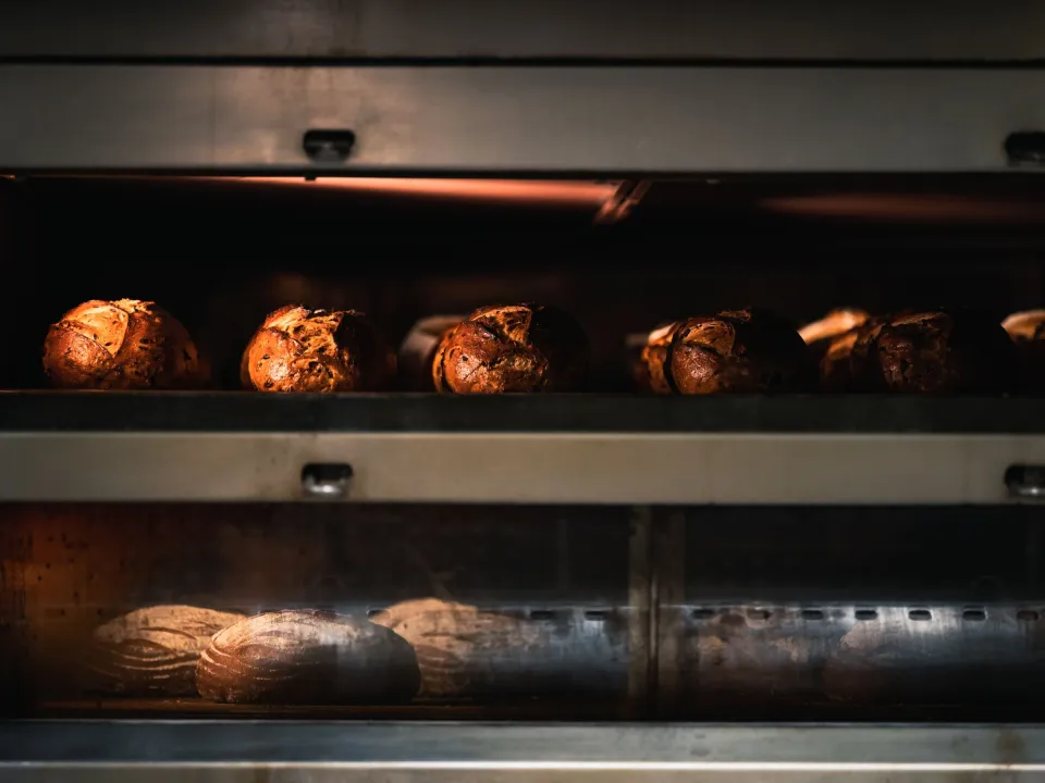 Le four du fournil ouvert, la nuit, pendant la cuisson des pains