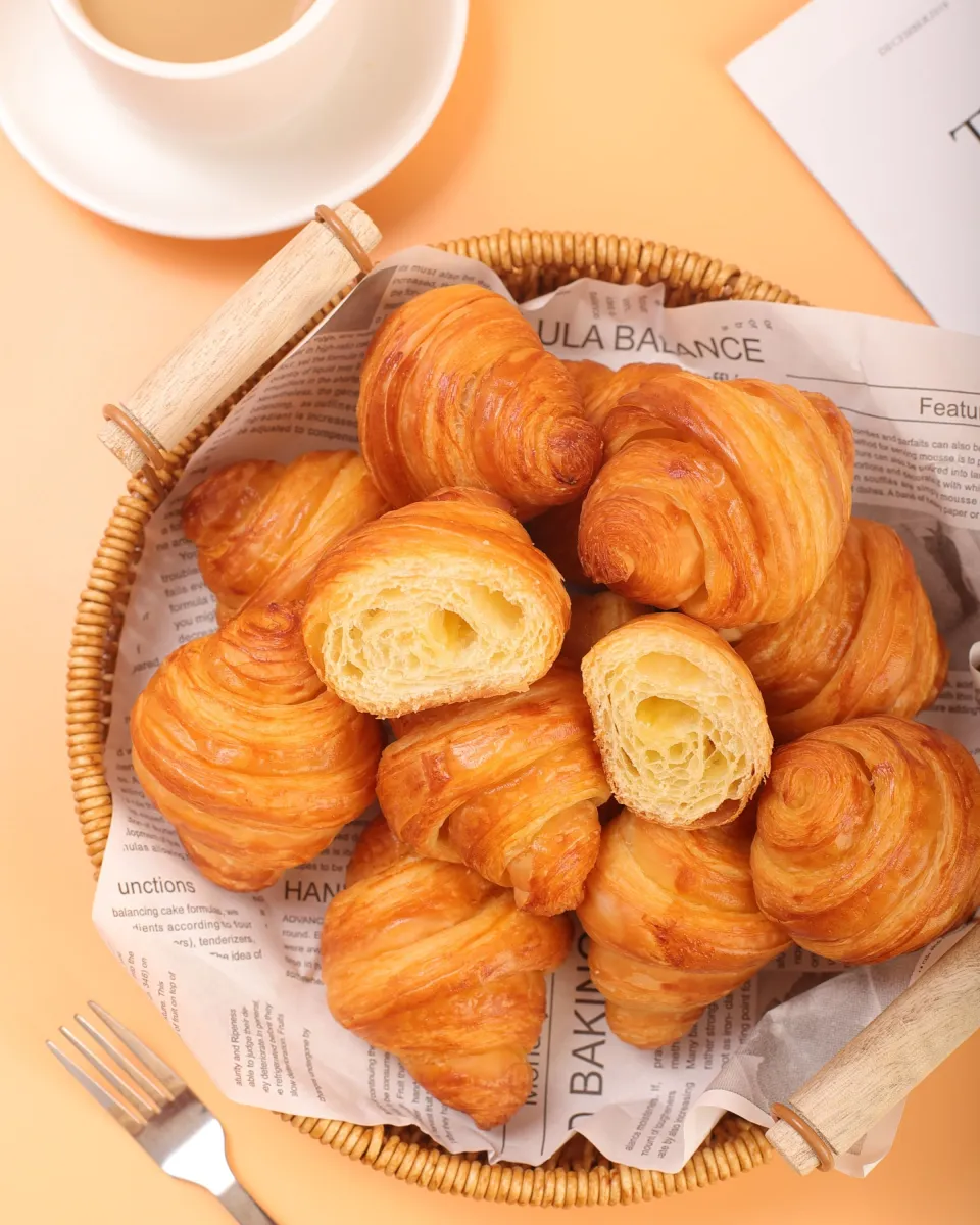 Croissants au beurre feuilletés